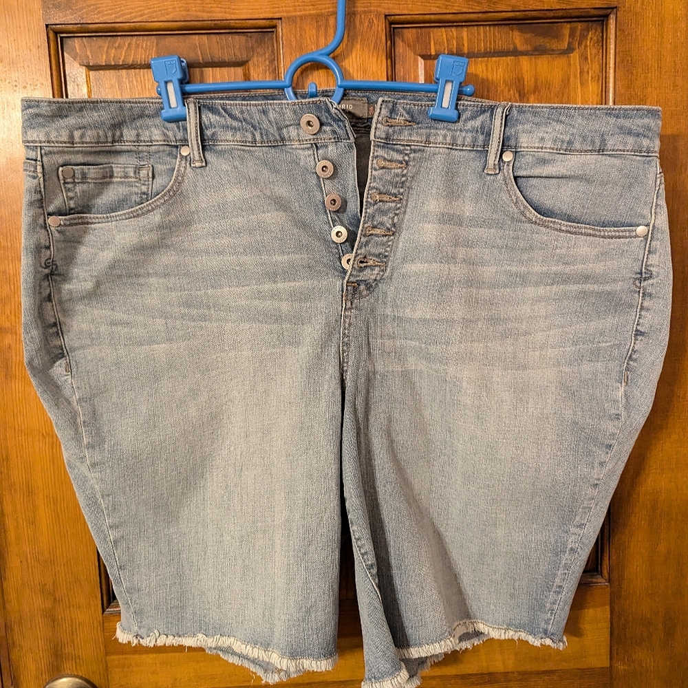 NWOT Torrid Light Wash Bermuda Jean Shorts
